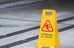 なぜ外国人に注意は伝わらないのか？駅構内にひそむインバウンド×危険の事例