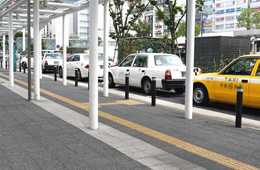 タクシーが訪日外国人観光客の旅行拠点に？　KDDIら、観光タクシー向け多言語対応システムの実証実験