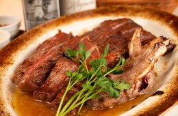 トラジが「T’s STEAK HOUSE」で外国人専用のコース料理などを提供