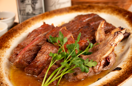 トラジが「T’s STEAK HOUSE」で外国人専用のコース料理などを提供