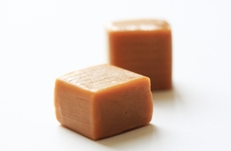 「森永製菓」×「SPRING JAPAN」機内で「塩キャラメル」をサンプリング