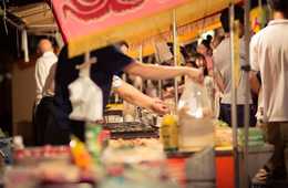 訪日中国人観光客の日本旅行の目的とは？爆買い・B級グルメが人気