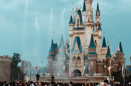 東京ディズニーランド・東京ディズニーシーの新エリア＆アトラクション | 年間入場者数3,000万人超え・なぜ混雑？チケット値上げの理由とは？