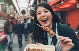 大阪の台所、黒門市場で「ほんまもん」を食べ歩き！はずせないオススメ人気店舗10選
