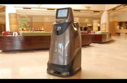 パナソニック、病院用ロボット「HOSPI」をインバウンド市場に転用へ　医療現場向けの技術をどう使う？