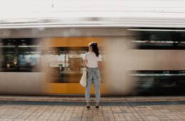 【海外の反応】日本のユニークな鉄道に外国人「日本は最高」ピカチュウやラブライブが心をつかむ
