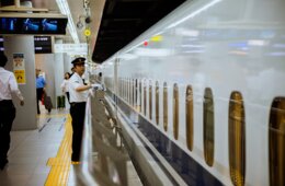 それでもJR東日本は「外国語人材」にこだわる：通訳機とのシーン別使い分けは？