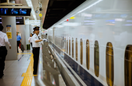 それでもJR東日本は「外国語人材」にこだわる：通訳機とのシーン別使い分けは？