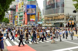 渋谷観光名所「スクランブル交差点」外国人来てもカネ落ちず、インバウンド消費が伸びない理由