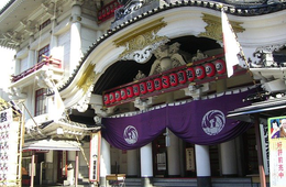 ファンの高齢化に立ち向かう「KABUKI」は、この夏ナイトタイムエコノミーで勝負！歴史・伝統・最先端好きの外国人を呼び込め！