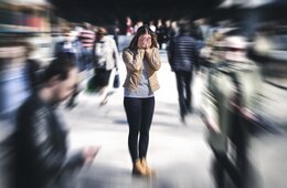 新型コロナに過剰反応してもメリットはない／デマに振り回される心理を解説