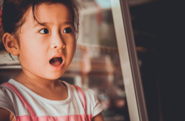 新型コロナウイルスで「引きこもり生活」…暇の極みで「掃除用ほうき」を立て始める中国人たち