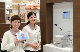 日本を代表するリゾート地「沖縄」の商業施設には、昼夜問わず外国人観光客が来店！多言語対応は「USENおもてなしキャスト」でスムーズに
