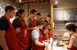 立教大学の学生が企画した訪日旅行（インバウンド）向け商品「キャラ弁当料理体験と築地場外市場でお買いもの」