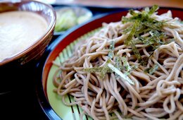 「富士そば」に外国人が殺到する理由は？人気メニュー・海外進出・今後の展開も解説