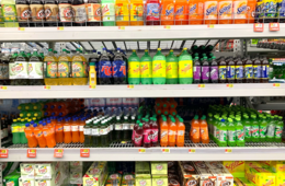 デンマークの「飲料ボトル」に貼られているシールの意味とは？環境問題解決のためのキュートな機械