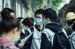 新型コロナウイルスの影響を受ける外国人留学生：国や大学の対応も紹介
