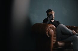 在留外国人の特別定額給付金10万円の使い道は7割が「生活費」「学費」｜収入源や先行きの不安が使用用途に反映