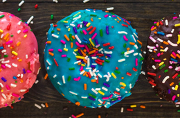 アメリカ発のミスタードーナツ、ダンキンの関係とは？ヴィーガン配慮など、日本との戦略の違いも