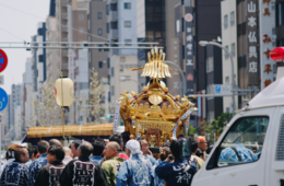 三社祭は外国人になぜ人気？インバウンド対策事例「多言語対策」「SNS連携」「スマホアプリ」を紹介