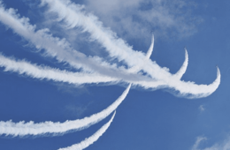 【海外の反応】ブルーインパルス感謝飛行 外国人絶賛も国内では「費用360万円」に非難