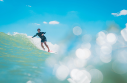 コロナでも堅調なインドネシア・アメリカ・中国のサーフィン需要：ビーチ解禁で盛り上がり倍増、感染防止策も