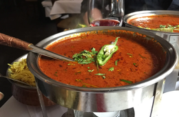 インドカレーの食器はなぜ「ステンレス」なのか：意外と知らない宗教的・実利的なワケ