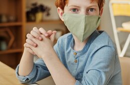 在日外国人、日本人より「コロナ予防意識」高いと明らかに：2倍の宅配利用率 キャッシュレス決済も