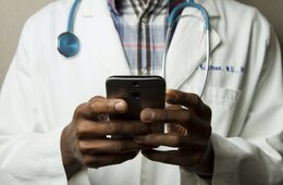 【越境×医療】訪日/在日外国人向け診療体制の充実を：Zoom駆使した、多言語オンライン医療サービス登場