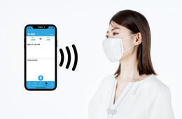 「スマホと接続する」マスク、羽田空港で期間限定公開 9か国語の相互翻訳、メモ機能も