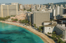 ハワイ、日本人観光客「前年比306%」に対応か 長期滞在プラン公開 