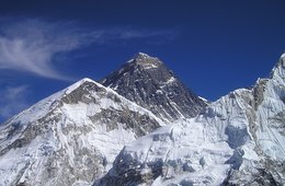 コロナ懸念でエベレスト登山を中止 中国、2021年春の登山シーズンにて