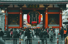 「ユニクロ浅草」オープン 地元企業と協力し「浅草らしさ」前面