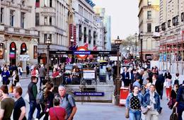 イギリス、海外旅行の制限をさらに緩和へ ワクチン接種完了者の海外渡航を解禁