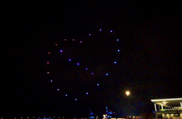 ドローンショー、小規模実施で活用しやすい新たな観光資源に｜デモフライトが金沢で実施