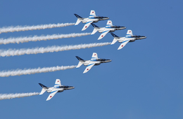 【海外の反応】「五輪の雲」描いたブルーインパルス、海外メディアはどう報じたか