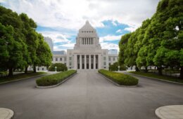 政府 行動規制緩和方針を発表 観光、酒類提供、大規模イベントの制限緩和へ