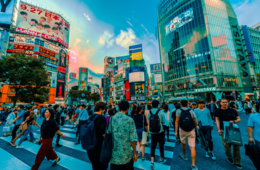 渋谷区「若者向けワクチン抽選」からみえる分配の難しさ/接種進む世界では